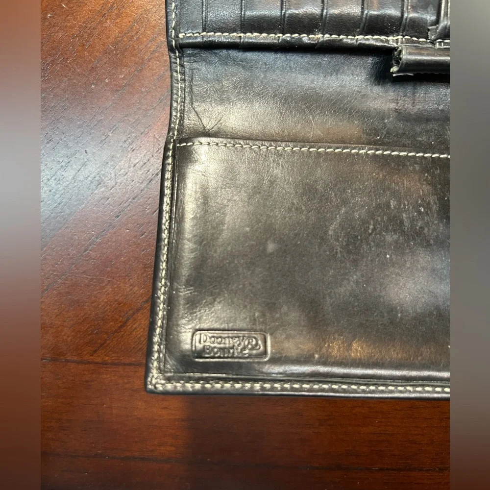 Dooney & Bourke Black Logo Fold Wallet It has a small detail on the inside